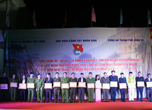Đồng chí Trung tướng, GS. TS Nguyễn Xuân Yêm - Giám đốc Học viện CSND trao giấy khen cho những cá nhân có thành tích trong đợt thực hành chính trị - xã hội